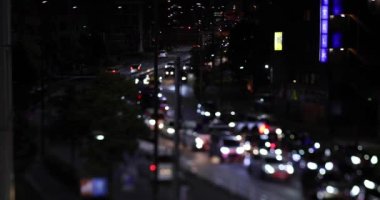 Yamate Bulvarı 'nda gece trafiği sıkışık. Meguro bölgesi Ohashi Tokyo Japonya - 02.09.2023 Şehir merkezinde neon sokağıdır. Yüksek kalite 4k görüntü