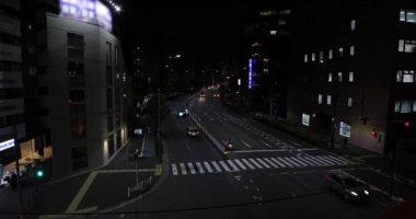 Yamate Bulvarı 'nda gece trafiği sıkışık. Meguro bölgesi Ohashi Tokyo Japonya - 02.09.2023 Şehir merkezinde neon sokağıdır. Yüksek kalite 4k görüntü