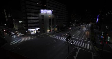 Yamate Bulvarı 'nda gece trafiği sıkışık. Meguro bölgesi Ohashi Tokyo Japonya - 02.09.2023 Şehir merkezinde neon sokağıdır. Yüksek kalite 4k görüntü