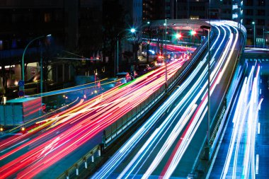 Tokyo 'daki Yamate Bulvarı' nda gece trafiği sıkışıklığı. Yüksek kalite fotoğraf. Meguro bölgesi Ohashi Tokyo Japonya - 02.09.2023 Şehir merkezinde neon caddesidir.. 