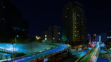 Tokyo 'daki Yamate Bulvarı' nda trafik sıkışıklığı gecesi. Yüksek kalite 4K görüntü. Meguro bölgesi Ohashi Tokyo Japonya - 02.09.2023 Şehir merkezinde neon sokağıdır. Yüksek kalite 4k görüntü