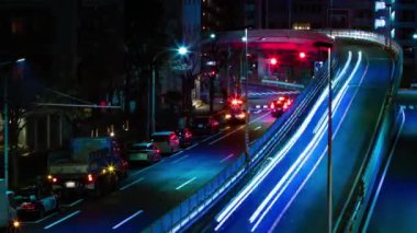 Tokyo 'daki Yamate Bulvarı' nda trafik sıkışıklığı gecesi. Yüksek kalite 4K görüntü. Meguro bölgesi Ohashi Tokyo Japonya - 02.09.2023 Şehir merkezinde neon sokağıdır. Yüksek kalite 4k görüntü