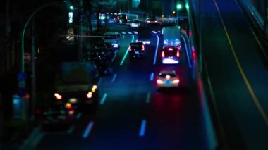 Tokyo 'daki Yamate Bulvarı' nda trafik sıkışıklığı gecesi. Yüksek kalite 4K görüntü. Meguro bölgesi Ohashi Tokyo Japonya - 02.09.2023 Şehir merkezinde neon sokağıdır. Yüksek kalite 4k görüntü