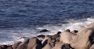 Shizuoka Japonya 'nın Suruga sahilinde bir dalga. Yüksek kalite 4K görüntü. Numazu bölgesi Heda Shizuoka Japonya 01.25.2023 