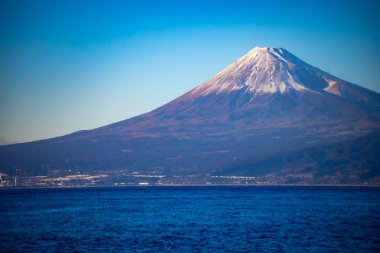 Shizuoka 'da Suruga kıyısında Fuji Dağı. Yüksek kalite fotoğraf. Numazu bölgesi Heda Shizuoka Japonya 01.25.2023