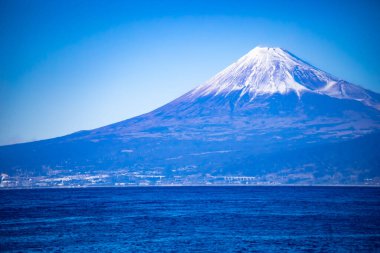Shizuoka 'da Suruga kıyısında Fuji Dağı. Yüksek kalite fotoğraf. Numazu bölgesi Heda Shizuoka Japonya 01.25.2023