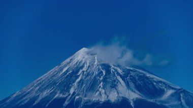 Shizuoka 'daki Suruga kıyısında Fuji Dağı' nın zaman çizelgesi. Yüksek kalite 4K görüntü. Numazu bölgesi Heda Shizuoka Japonya 01.25.2023