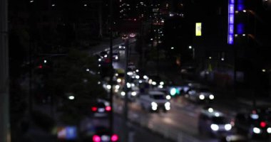 Yamate Bulvarı 'nda gece trafiği sıkışık. Meguro bölgesi Ohashi Tokyo Japonya - 02.09.2023 Şehir merkezinde neon sokağıdır. Yüksek kalite 4k görüntü