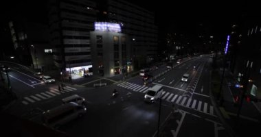 Yamate Bulvarı 'nda gece trafiği sıkışık. Meguro bölgesi Ohashi Tokyo Japonya - 02.09.2023 Şehir merkezinde neon sokağıdır. Yüksek kalite 4k görüntü