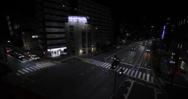 Yamate Bulvarı 'nda gece trafiği sıkışık. Meguro bölgesi Ohashi Tokyo Japonya - 02.09.2023 Şehir merkezinde neon sokağıdır. Yüksek kalite 4k görüntü
