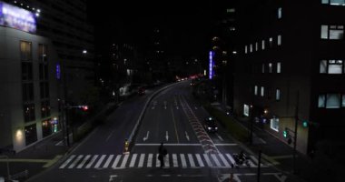 Yamate Bulvarı 'nda gece trafiği sıkışık. Meguro bölgesi Ohashi Tokyo Japonya - 02.09.2023 Şehir merkezinde neon sokağıdır. Yüksek kalite 4k görüntü