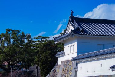 Odawara Kalesi 'nin Kanagawa' daki telefon hattı vuruldu. Yüksek kalite fotoğraf. Odawara bölgesi Kanagawa Japonya 01.24.2023 Japonya 'da geleneksel mimaridir.