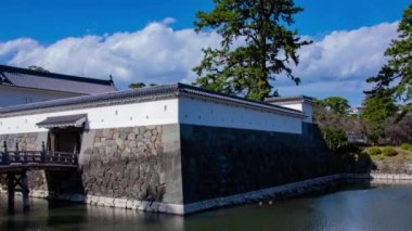 Odawara Şatosu 'nun Kanagawa' daki kapısında bir bulut zamanı. Yüksek kalite 4K görüntü. Odawara bölgesi Kanagawa Japonya 01.24.2023 Japonya 'da geleneksel mimaridir.