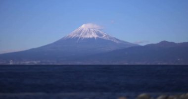 Shizuoka 'nın Suruga kıyısında minyatür bir Fuji dağı. Yüksek kalite 4K görüntü. Numazu bölgesi Heda Shizuoka Japonya 01.25.2023