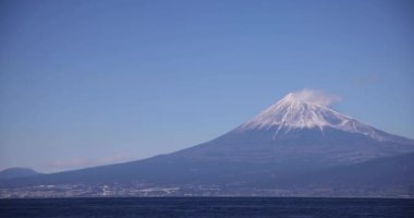 Shizuoka 'da Suruga kıyısında Fuji Dağı. Yüksek kalite 4K görüntü. Numazu bölgesi Heda Shizuoka Japonya 01.25.2023