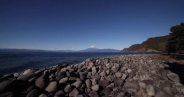 Shizuoka 'nın Suruga kıyısındaki Fuji Dağı geniş açılı. Yüksek kalite 4K görüntü. Numazu bölgesi Heda Shizuoka Japonya 01.25.2023