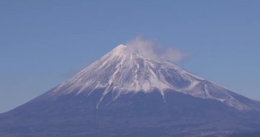 Kış telefoto çekiminde mavi gökyüzünün arkasındaki Fuji Dağı. Yüksek kalite 4K görüntü. Numazu bölgesi Heda Shizuoka Japonya 01.25.2023