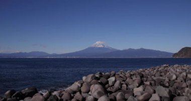 Shizuoka 'nın Suruga kıyısındaki Fuji Dağı geniş açılı. Yüksek kalite 4K görüntü. Numazu bölgesi Heda Shizuoka Japonya 01.25.2023