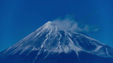 Shizuoka 'daki Suruga kıyısında Fuji Dağı' nın zaman çizelgesi. Yüksek kalite 4K görüntü. Numazu bölgesi Heda Shizuoka Japonya 01.25.2023