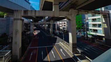 Tokyo 'daki şehir caddesinde trafik sıkışıklığı zamanı. Yüksek kalite 4K görüntü. Meguro bölgesi Tokyo 03.16.2023 Tokyo 'nun merkezidir.. 