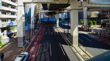 Tokyo 'daki şehir caddesinde trafik sıkışıklığı zamanı. Yüksek kalite 4K görüntü. Meguro bölgesi Tokyo 03.16.2023 Tokyo 'nun merkezidir.. 