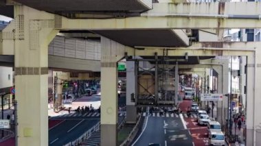 Tokyo 'daki şehir caddesinde trafik sıkışıklığı zamanı. Yüksek kalite 4K görüntü. Meguro bölgesi Tokyo 03.16.2023 Tokyo 'nun merkezidir.. 