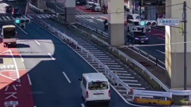 Tokyo 'daki şehir caddesinde trafik sıkışıklığı zamanı. Yüksek kalite 4K görüntü. Meguro bölgesi Tokyo 03.16.2023 Tokyo 'nun merkezidir.. 