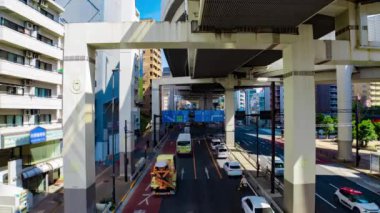 Tokyo 'daki şehir caddesinde trafik sıkışıklığı zamanı. Yüksek kalite 4K görüntü. Meguro bölgesi Tokyo 03.16.2023 Tokyo 'nun merkezidir.. 