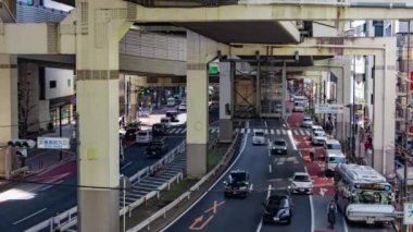 Tokyo 'daki şehir caddesinde trafik sıkışıklığı zamanı. Yüksek kalite 4K görüntü. Meguro bölgesi Tokyo 03.16.2023 Tokyo 'nun merkezidir.. 