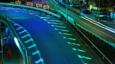 Tokyo 'daki Yamate Bulvarı' nda trafik sıkışıklığı gecesi. Yüksek kalite 4K görüntü. Meguro bölgesi Ohashi Tokyo Japonya - 02.09.2023 Şehir merkezinde neon sokağıdır. Yüksek kalite 4k görüntü