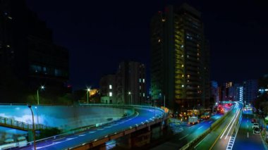 Tokyo 'daki Yamate Bulvarı' nda trafik sıkışıklığı gecesi. Yüksek kalite 4K görüntü. Meguro bölgesi Ohashi Tokyo Japonya - 02.09.2023 Şehir merkezinde neon sokağıdır. Yüksek kalite 4k görüntü