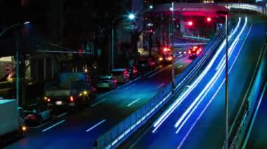 Tokyo 'daki Yamate Bulvarı' nda trafik sıkışıklığı gecesi. Yüksek kalite 4K görüntü. Meguro bölgesi Ohashi Tokyo Japonya - 02.09.2023 Şehir merkezinde neon sokağıdır. Yüksek kalite 4k görüntü