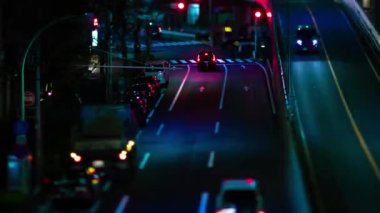 Tokyo 'daki Yamate Bulvarı' nda trafik sıkışıklığı gecesi. Yüksek kalite 4K görüntü. Meguro bölgesi Ohashi Tokyo Japonya - 02.09.2023 Şehir merkezinde neon sokağıdır. Yüksek kalite 4k görüntü