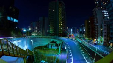 Tokyo 'daki Yamate Bulvarı' nda trafik sıkışıklığı gecesi. Yüksek kalite 4K görüntü. Meguro bölgesi Ohashi Tokyo Japonya - 02.09.2023 Şehir merkezinde neon sokağıdır. Yüksek kalite 4k görüntü