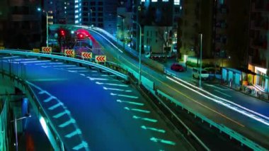 Tokyo 'daki Yamate Bulvarı' nda trafik sıkışıklığı gecesi. Yüksek kalite 4K görüntü. Meguro bölgesi Ohashi Tokyo Japonya - 02.09.2023 Şehir merkezinde neon sokağıdır. Yüksek kalite 4k görüntü