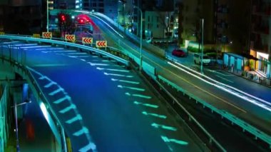 Tokyo 'daki Yamate Bulvarı' nda trafik sıkışıklığı gecesi. Yüksek kalite 4K görüntü. Meguro bölgesi Ohashi Tokyo Japonya - 02.09.2023 Şehir merkezinde neon sokağıdır. Yüksek kalite 4k görüntü