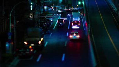 Tokyo 'daki Yamate Bulvarı' nda trafik sıkışıklığı gecesi. Yüksek kalite 4K görüntü. Meguro bölgesi Ohashi Tokyo Japonya - 02.09.2023 Şehir merkezinde neon sokağıdır. Yüksek kalite 4k görüntü