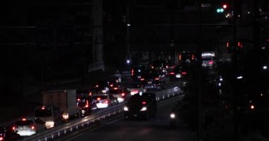 Yamate Bulvarı 'nda gece trafiği sıkışık. Meguro bölgesi Ohashi Tokyo Japonya - 02.09.2023 Şehir merkezinde neon sokağıdır. Yüksek kalite 4k görüntü