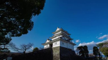 Kanagawa 'daki Odawara Kalesi' nde bir bulut zamanı. Yüksek kalite 4K görüntü. Odawara bölgesi Kanagawa Japonya 01.24.2023 Japonya 'da geleneksel mimaridir.