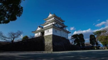 Kanagawa 'daki Odawara Kalesi' nde bir bulut zamanı. Yüksek kalite 4K görüntü. Odawara bölgesi Kanagawa Japonya 01.24.2023 Japonya 'da geleneksel mimaridir.