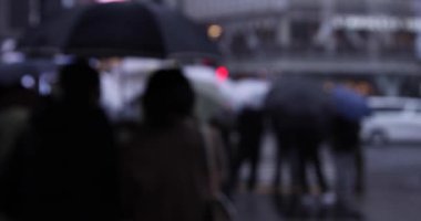 ShiBUYA 'da yağmurlu bir günde yürüyen insanlar. Yüksek kalite 4K görüntü. Shibuya bölgesi Tokyo 02.10.2023 Tokyo 'nun merkezidir.. 