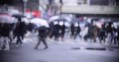 ShiBUYA 'da yağmurlu bir günde yürüyen insanlar. Yüksek kalite 4K görüntü. Shibuya bölgesi Tokyo 02.10.2023 Tokyo 'nun merkezidir.. 