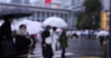 ShiBUYA 'da yağmurlu bir günde yürüyen insanlar. Yüksek kalite 4K görüntü. Shibuya bölgesi Tokyo 02.10.2023 Tokyo 'nun merkezidir.. 