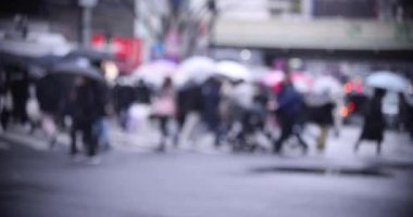 ShiBUYA 'da yağmurlu bir günde yürüyen insanlar. Yüksek kalite 4K görüntü. Shibuya bölgesi Tokyo 02.10.2023 Tokyo 'nun merkezidir.. 