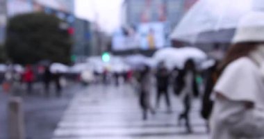ShiBUYA 'da yağmurlu bir günde yürüyen insanlar. Yüksek kalite 4K görüntü. Shibuya bölgesi Tokyo 02.10.2023 Tokyo 'nun merkezidir.. 