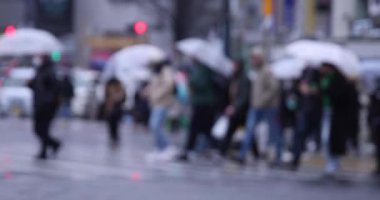 ShiBUYA 'da yağmurlu bir günde yürüyen insanlar. Yüksek kalite 4K görüntü. Shibuya bölgesi Tokyo 02.10.2023 Tokyo 'nun merkezidir.. 