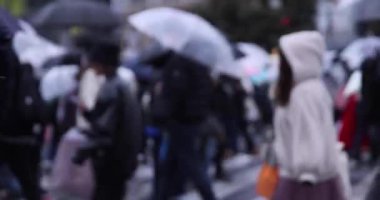 ShiBUYA 'da yağmurlu bir günde yürüyen insanlar. Yüksek kalite 4K görüntü. Shibuya bölgesi Tokyo 02.10.2023 Tokyo 'nun merkezidir.. 