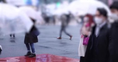 ShiBUYA 'da yürüyen insanlar yağmurlu bir günde geçiyorlar. Yüksek kalite 4K görüntü. Shibuya bölgesi Tokyo 02.10.2023 Tokyo 'nun merkezidir.. 