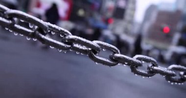 ShiBUYA 'nın yağmurlu günlerinde yürüyen insanların arkasındaki gümüş zincir. Yüksek kalite 4K görüntü. Shibuya bölgesi Tokyo 02.10.2023 Tokyo 'nun merkezidir.. 