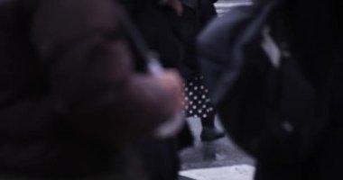 ShiBUYA 'da yürüyen insanlar yağmurlu bir günde geçiyorlar. Yüksek kalite 4K görüntü. Shibuya bölgesi Tokyo 02.10.2023 Tokyo 'nun merkezidir.. 